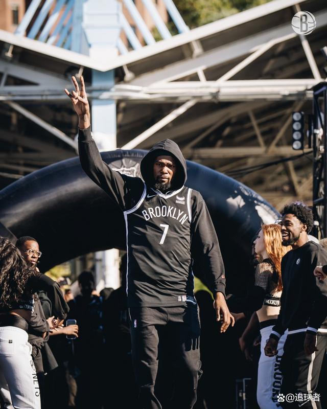 关于篮网球星三分绝杀，全场观众热烈欢呼，一下位置来自音乐市场男人.的信息